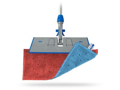 Sistema DUO FACE Filmop in azione: mop bifacciale per lavare e asciugare con un solo attrezzo